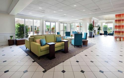 Saint-Laurent Hotel | Hilton Garden Inn Montreal Airport
