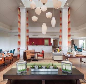 Saint-Laurent Hotel | Hilton Garden Inn Montreal Airport