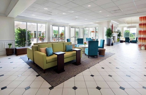 Saint-Laurent Hotel | Hilton Garden Inn Montreal Airport