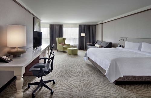 Saint-Laurent Hotel | Hilton Garden Inn Montreal Airport