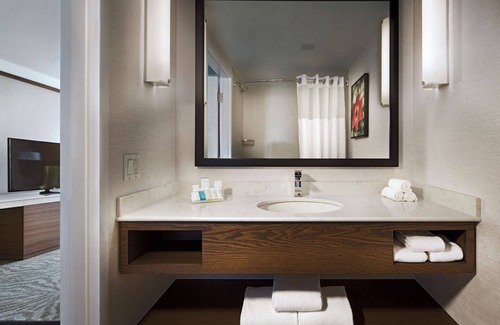 Saint-Laurent Hotel | Hilton Garden Inn Montreal Airport