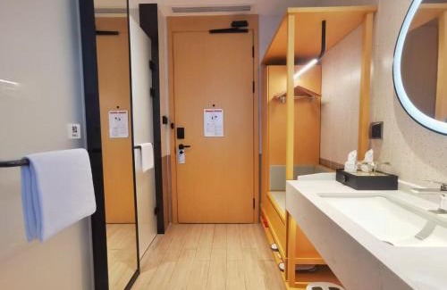 Bao'an Hotel | Hilton Garden Inn Shenzhen Airport,Enjoy 24-hour one way free delivery from hotel to Shenzhen Baoan Airport on the hour