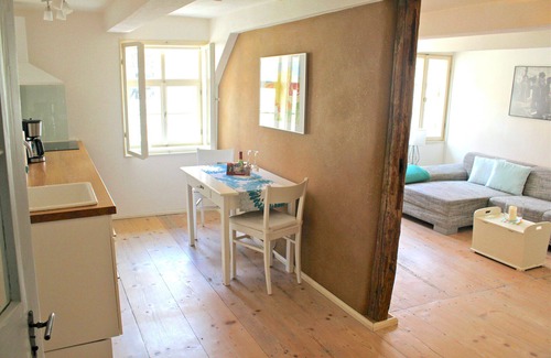 Quedlinburg Apartment | ⭐️ himmlischer Hof - relaxation in a listed building from 1477, 2 pax, 55m², fireplace/terrace/P