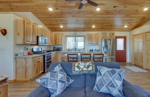 Hines Cabin | Hines Vacation Rental w/Grill: Walk to Lake!