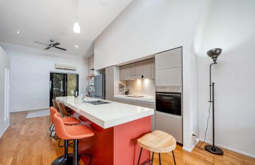 South Townsville Apartment | Hip City Fringe Living - Apartment