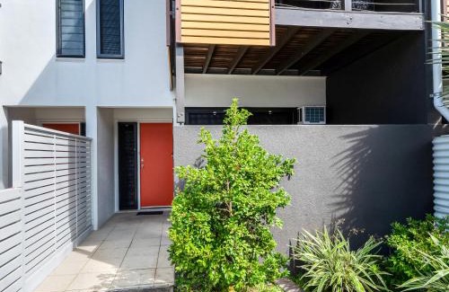South Townsville Apartment | Hip City Fringe Living - Apartment