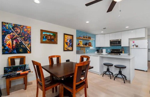 Johnston Terrace House | Hip Stay - Art, Roomy, Big Patio