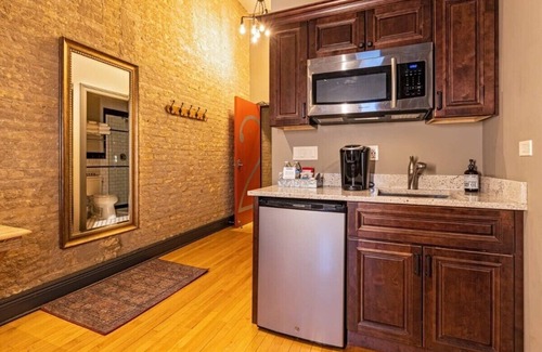 West Dundee Apartment | Hip Urban Loft-Small Town Charm - 124 LOFTS #2