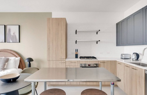 West Loop Apartment | Hip West Loop Studio w/Gym & Coworking, nr UIC, by Blueground
