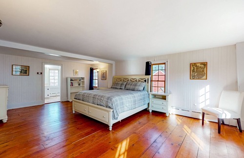 Franklin House | Historic acreage with mountain views, antique finishes, & orchard - dog-friendly