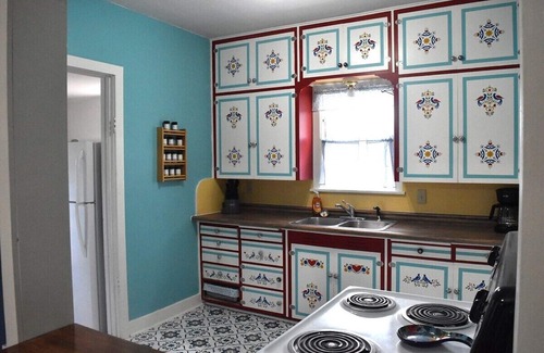Wheatland House | Historic Bluebell. Entire House. 2Br Cozy but spacious