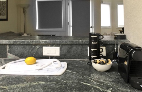 Central Boulder Condo | Historic Boulder 2 Bdrm, 2 Bath, Rooftop Deck, Mtn View, 1 Blk to Pearl St Mall