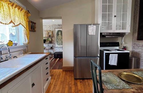 Hannibal House | Historic brick 2-bedroom house in downtown Hannibal with off street parking WiFi