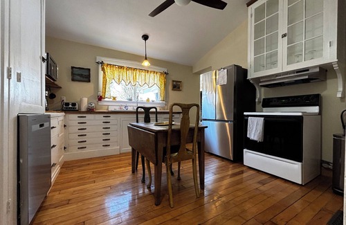 Hannibal House | Historic brick 2-bedroom house in downtown Hannibal with off street parking WiFi