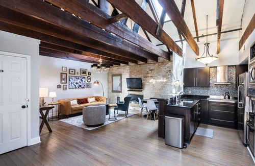 Historic District - North Condo | ☆ Historic Broughton St. Loft ☆ Mod-Industrial 2/2 w/View, Parking, Shuffleboard