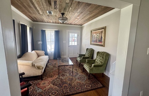 Humble House | Historic Bungalow! 2bed, 2bath, 2den, Downtown Humble, IAH 8min!