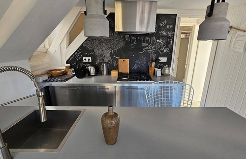 Grachtengordel-West Bed & Breakfast | Historic Canal house from 1618/Ecolicious design joyjoyjoy top floor/Canal view