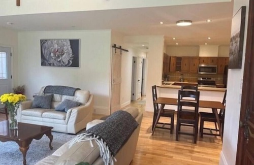 Chambly House | Historic Chambly, 5 minute walk to lake, restaurants, groceries. Quiet street