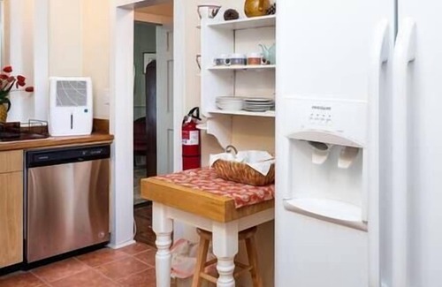 Harleston Village Apartment | Historic Charleston Gem