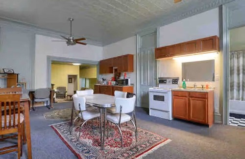 Ranshaw Bed & Breakfast | Historic Charm/2BR/Kitchen/Free Parking