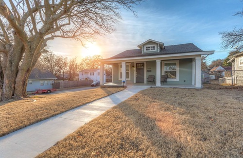 Sand Springs House | Historic Charm + Luxury Bath/Kitch, 10min DT Tulsa