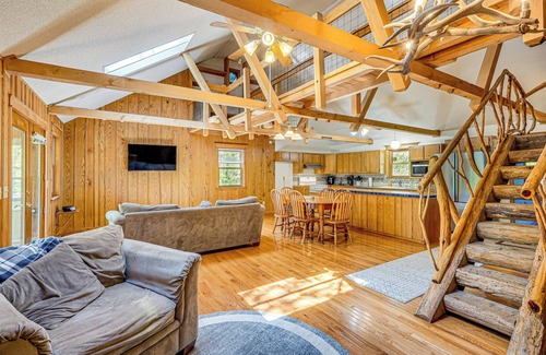Rucker Cabin | Historic Clark Cabin w/Deck & Fishing Pond Access