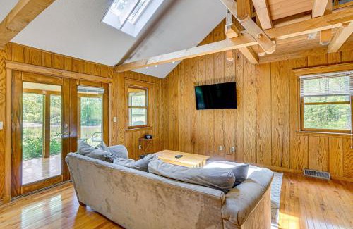 Rucker House | Historic Clark Cabin with Deck and Fishing Pond Access