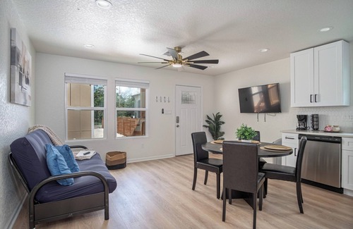Nevada Street House | Historic Comfort 2BR/1BA Guesthouse Near Riverwalk