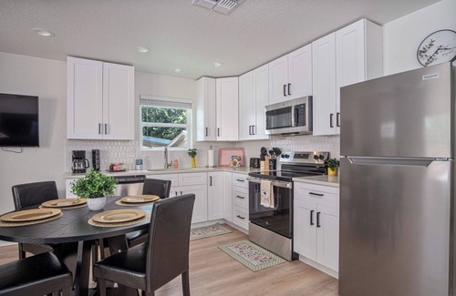 Nevada Street House | Historic Comfort 2BR/1BA Guesthouse Near Riverwalk