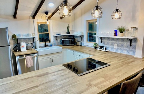 Macon House | Historic Cottage Downtown Macon with off street parking