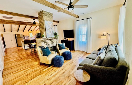 Macon House | Historic Cottage Downtown Macon with off street parking