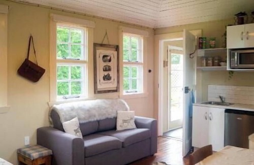 Danseys Pass House | Historic Cottage in rural Oamaru with farm animals and outdoor baths