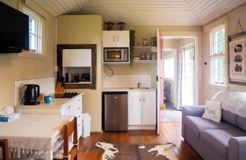 Danseys Pass House | Historic Cottage in rural Oamaru with farm animals and outdoor baths