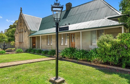 Colebrook Cottage | Historic Court House and Gardens