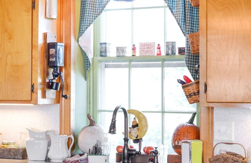 Myersville House | Historic cozy farmhouse in the ❤️ of Myersville , MD close to Rt 70! Welcome Home