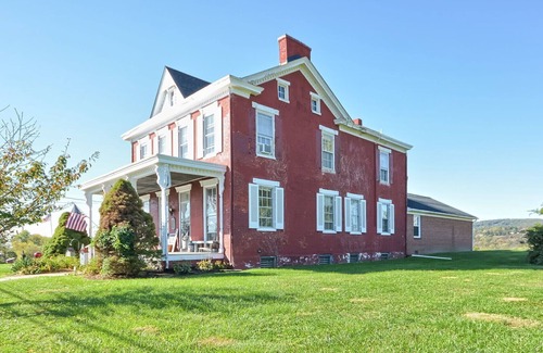 Myersville House | Historic cozy farmhouse in the ❤️ of Myersville , MD close to Rt 70! Welcome Home