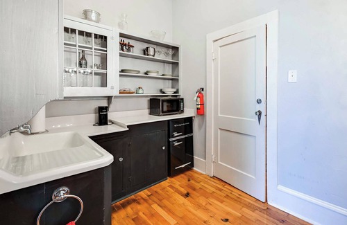 Decatur Apartment | Historic Decatur Apt w/City Square Views