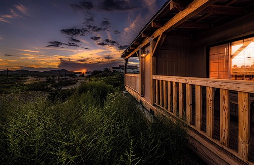 Tombstone Cabin | Historic Decor, Free WIFI&Parking, walking distance, Miners Cabin #4 (KING Bed)