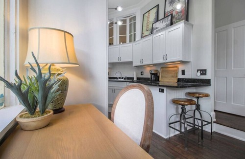 Eastside Apartment | Historic District 2/2 | Center of Town!