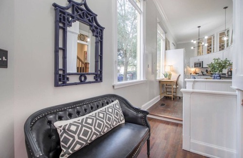 Eastside Apartment | Historic District 2/2 | Center of Town!