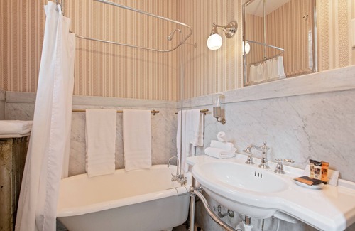 Summit - University Bed & Breakfast | Historic District B&B