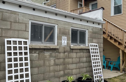 Two Rivers Apartment | Historic downtown upper loft. 6 blocks to the beach 🌊
