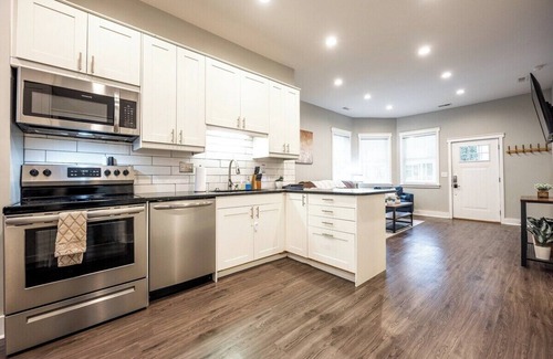 Holy Cross House | Historic Downtown Haven | Patio & Free Parking
