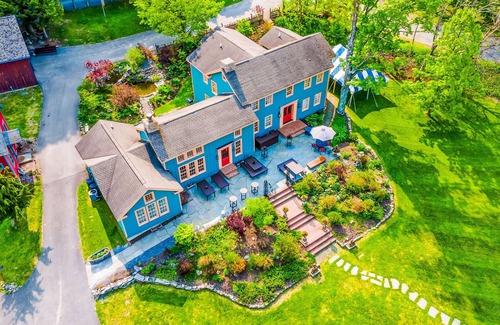 Franklin Springs House | Historic fairytale home & studio with gourmet kitchen, washer/dryer, & AC