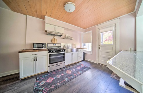 Erie Apartment | Historic Family Home 2 Mi to Lake Erie & Zoo!