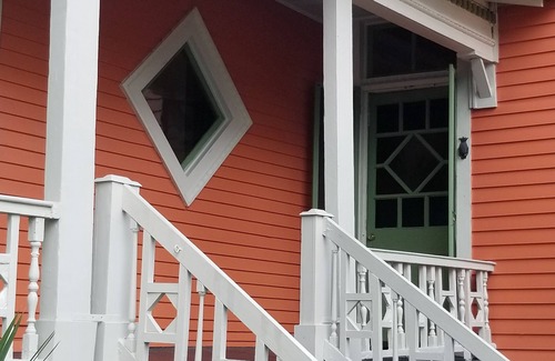 Marlyville - Fontainebleau Apartment | Historic Farmhouse Uptown Near Tulane University