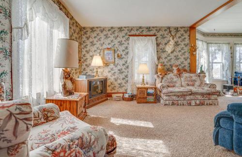 Polk County House | Historic Farmhouse with Fire Pit Pet Friendly!