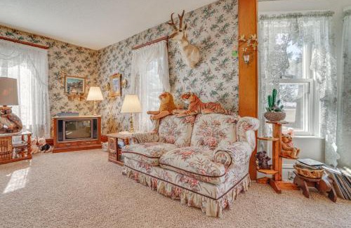 Polk County House | Historic Farmhouse with Fire Pit Pet Friendly!