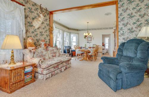 Polk County House | Historic Farmhouse with Fire Pit Pet Friendly!