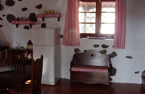 La Victoria de Acentejo House | Historic Finca with sea and Teide views, private pool + barbecue, a gem